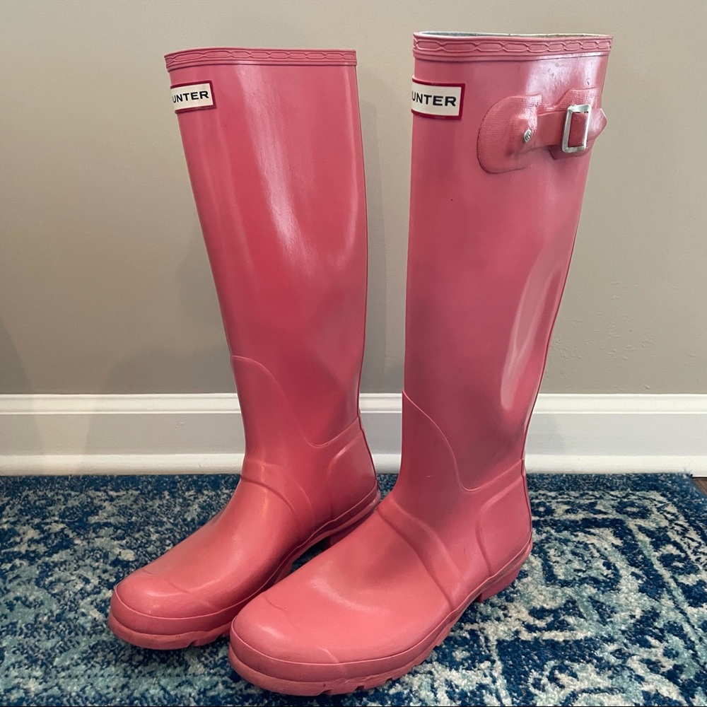 Hunter Tall Rainboots, pink with gray socks, size 9